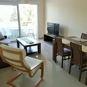 32 Hill Court Апартаменты Ларнака